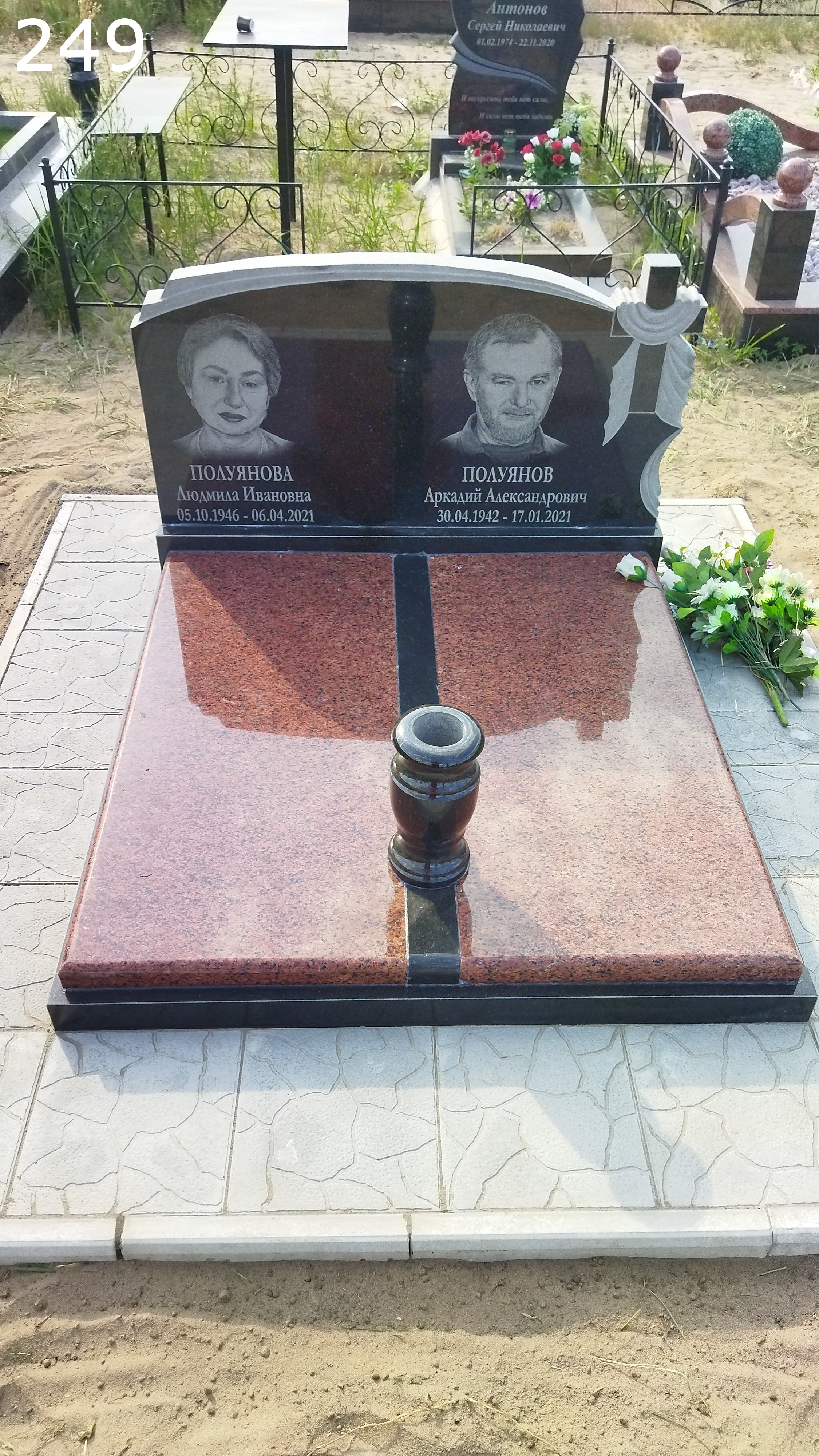 Гранитный памятник на могилу Обухов